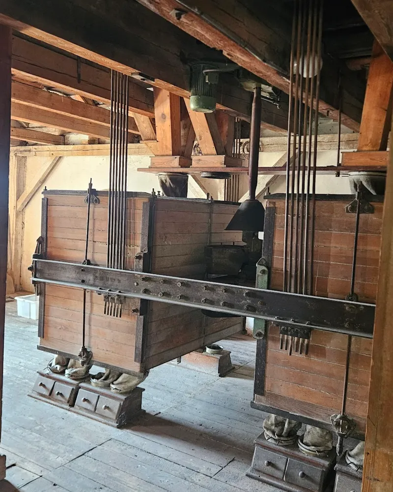 Zabytkowe mechanizmy we wnętrzu młyna